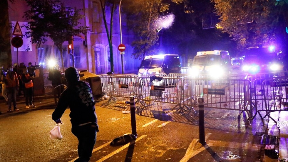 اشتباكات بين متظاهرين والشرطة في برشلونة بسبب قيود كورونا (فيديو)