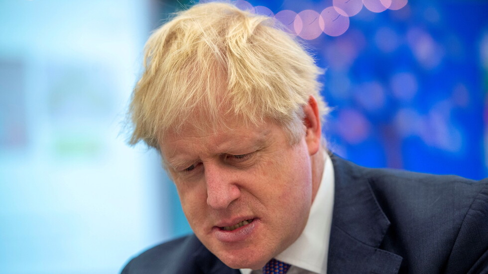 مصدر حكومي: جونسون يدرس فرض حجر صحي عام في بريطانيا لمدة شهر