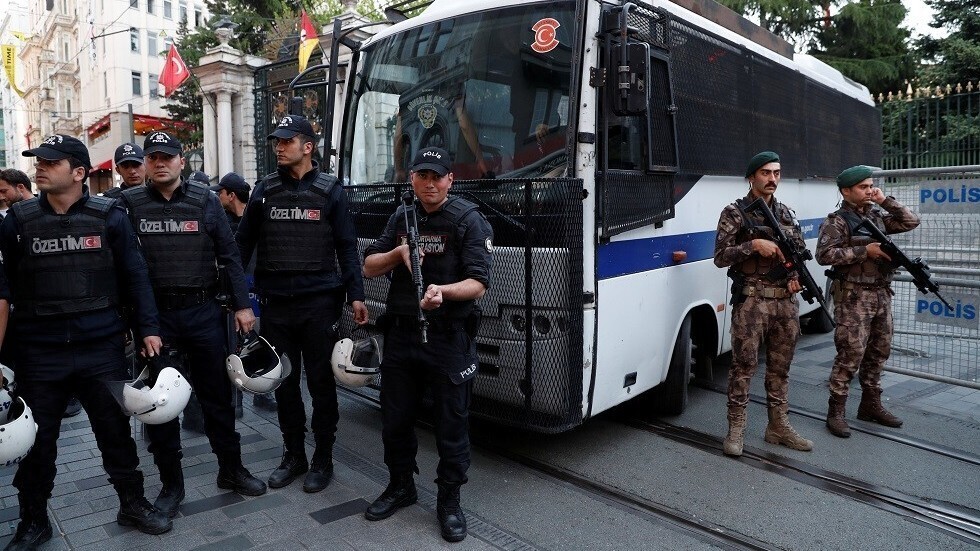 حملة اعتقالات في تركيا بسبب تغريدات عن زلزال إزمير