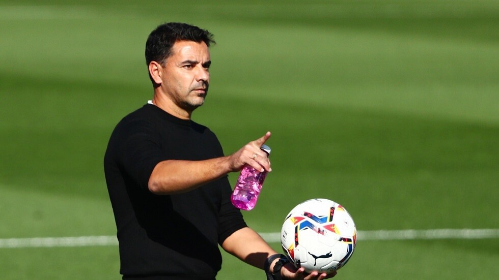 شاهد.. مدرب ينشغل بـ