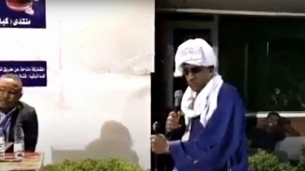 صحفي سوداني يؤنب وزير الخارجية ويوجه له كلاما حادا بسبب التطبيع مع إسرائيل (فيديو)