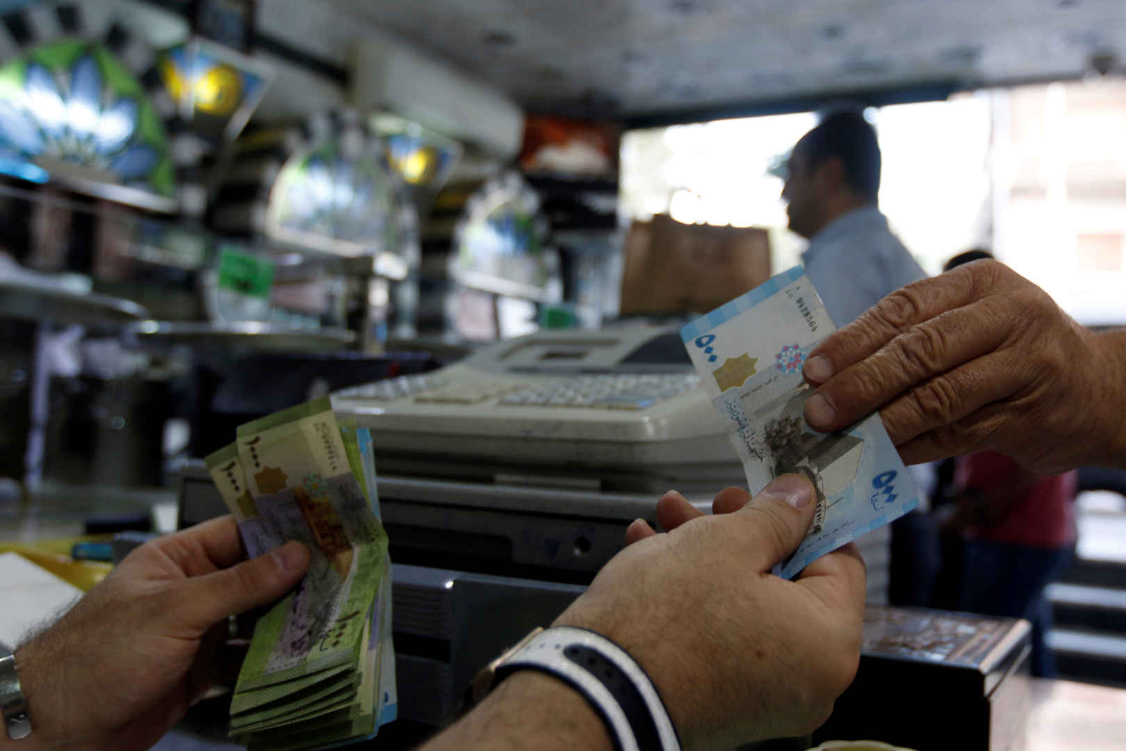 صحيفة سورية: الحكومة تقترض يوميا 1.3 مليار ليرة مقابل 2.3 مليار ليرة للقطاع الخاص