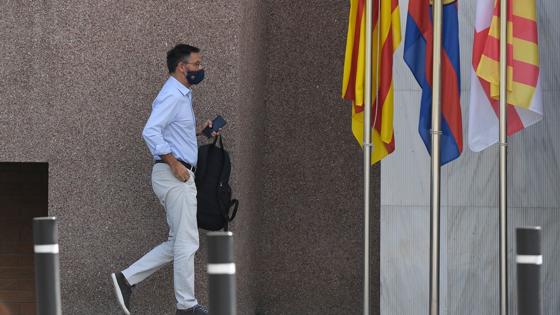 حملة سحب الثقة تقترب من هزيمة رئيس برشلونة