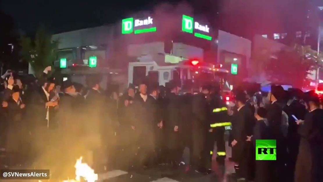 اليهود الحريديم يحرقون الكمامات وسط بروكلين احتجاجا على إغلاق معابدهم