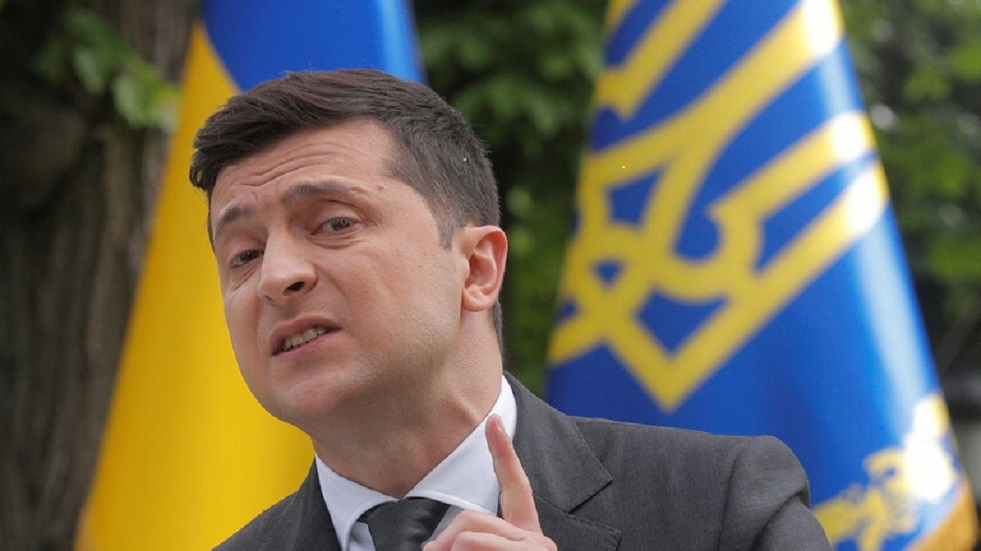 المحكمة العليا الأوكرانية تمنع الرئيس زيلينسكي من التحدث بالروسية