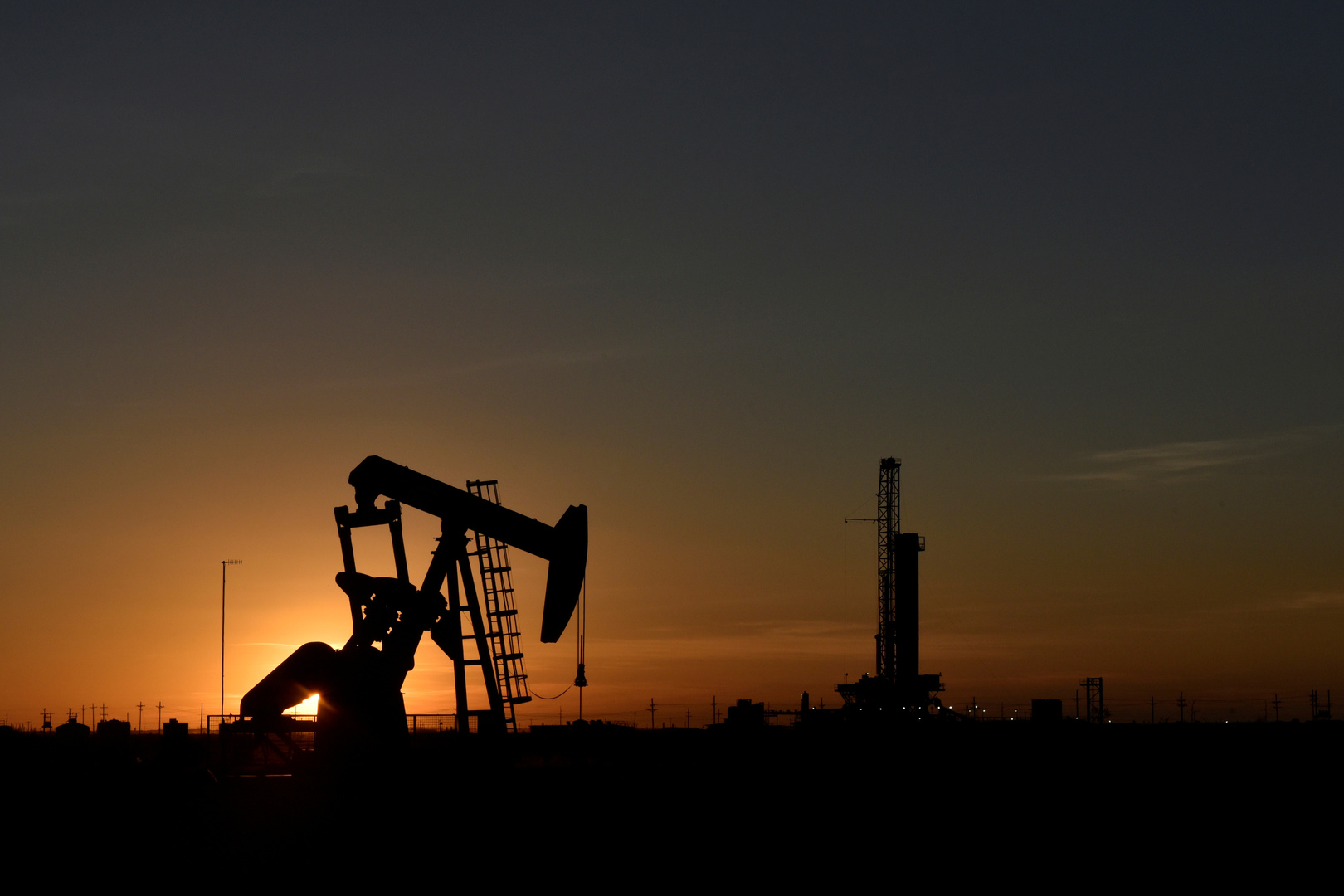 الطاقة الدولية ترجح ارتفاع سعر برميل النفط فوق 70 دولارا بحلول 2025