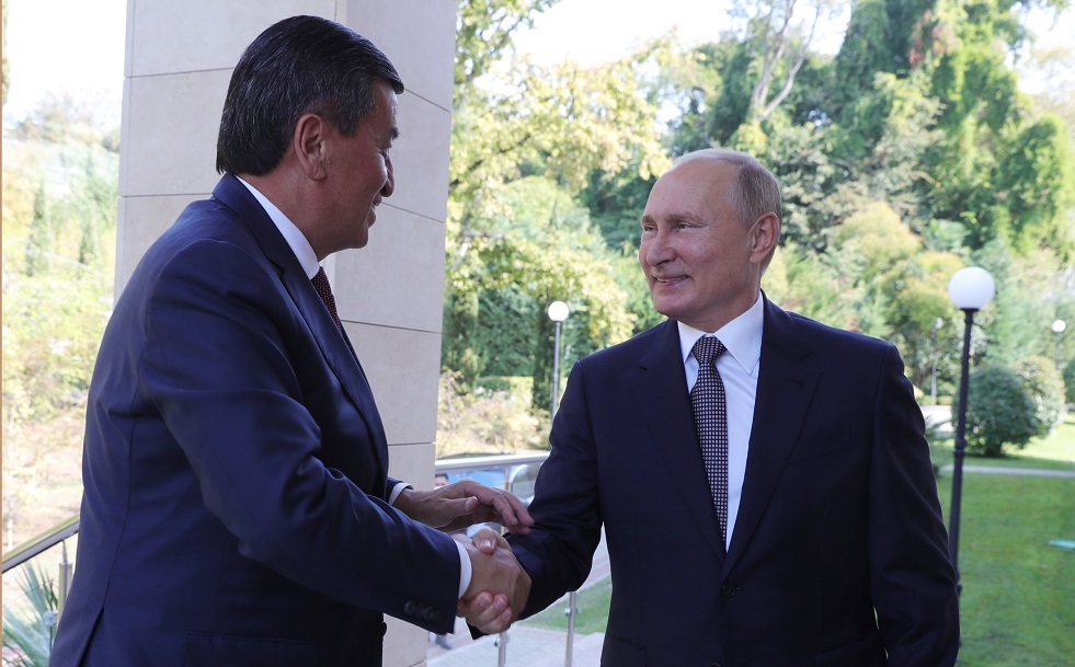 رئيس قرغيزستان تحدث بالهاتف عدة مرات مع بوتين منذ بداية الأزمة