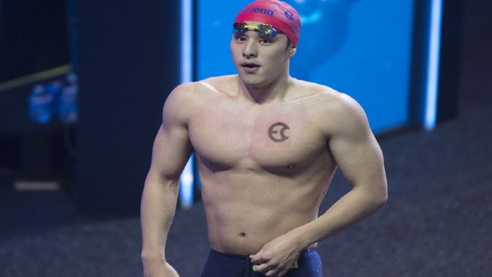 بطل العالم في السباحة ينجو من إيقاف أولمبي بعد تورطه في فضيحة أخلاقية