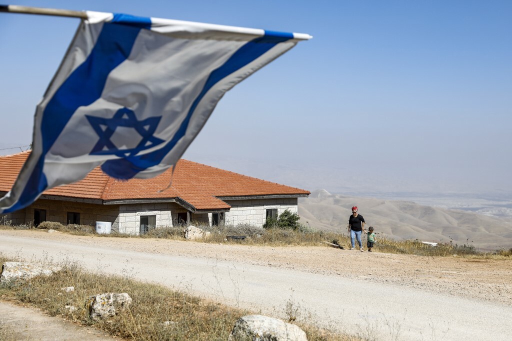 إسرائيل تزيل بؤرة استيطانية في الضفة الغربية