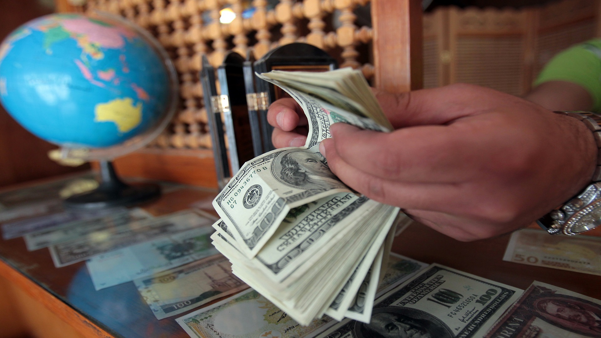 العراق.. تراجع الاحتياطيات من العملة الأجنبية قد يزداد