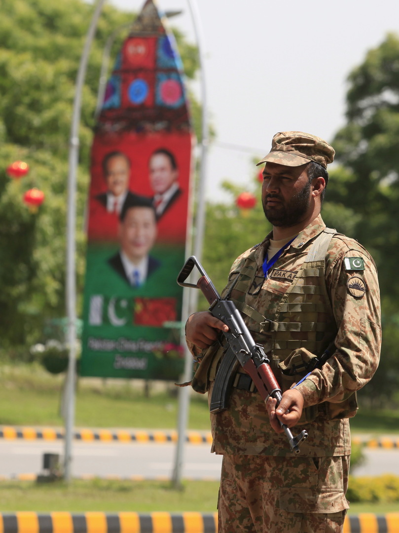 جندي باكستاني في مهمة حراسة.