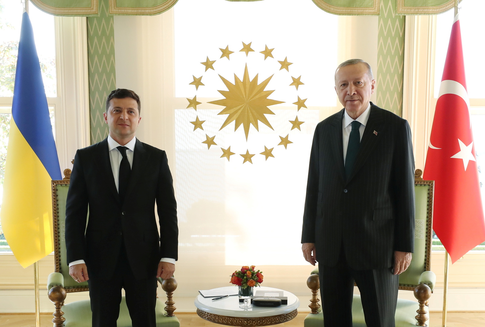 زيلينسكي يقلد أردوغان وسام دولة (صورة)