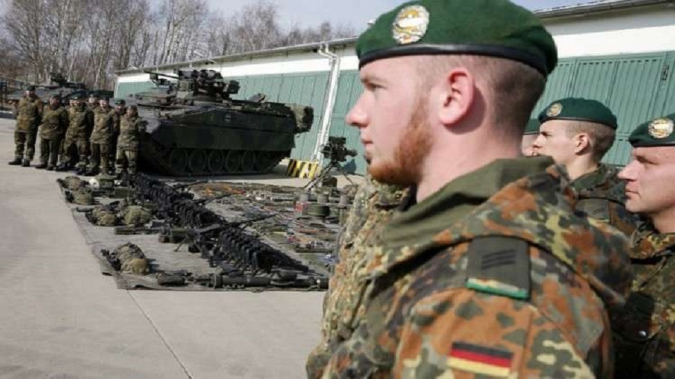 مصادرة أسلحة محظورة وأزياء تشبه زي الجيش الألماني
