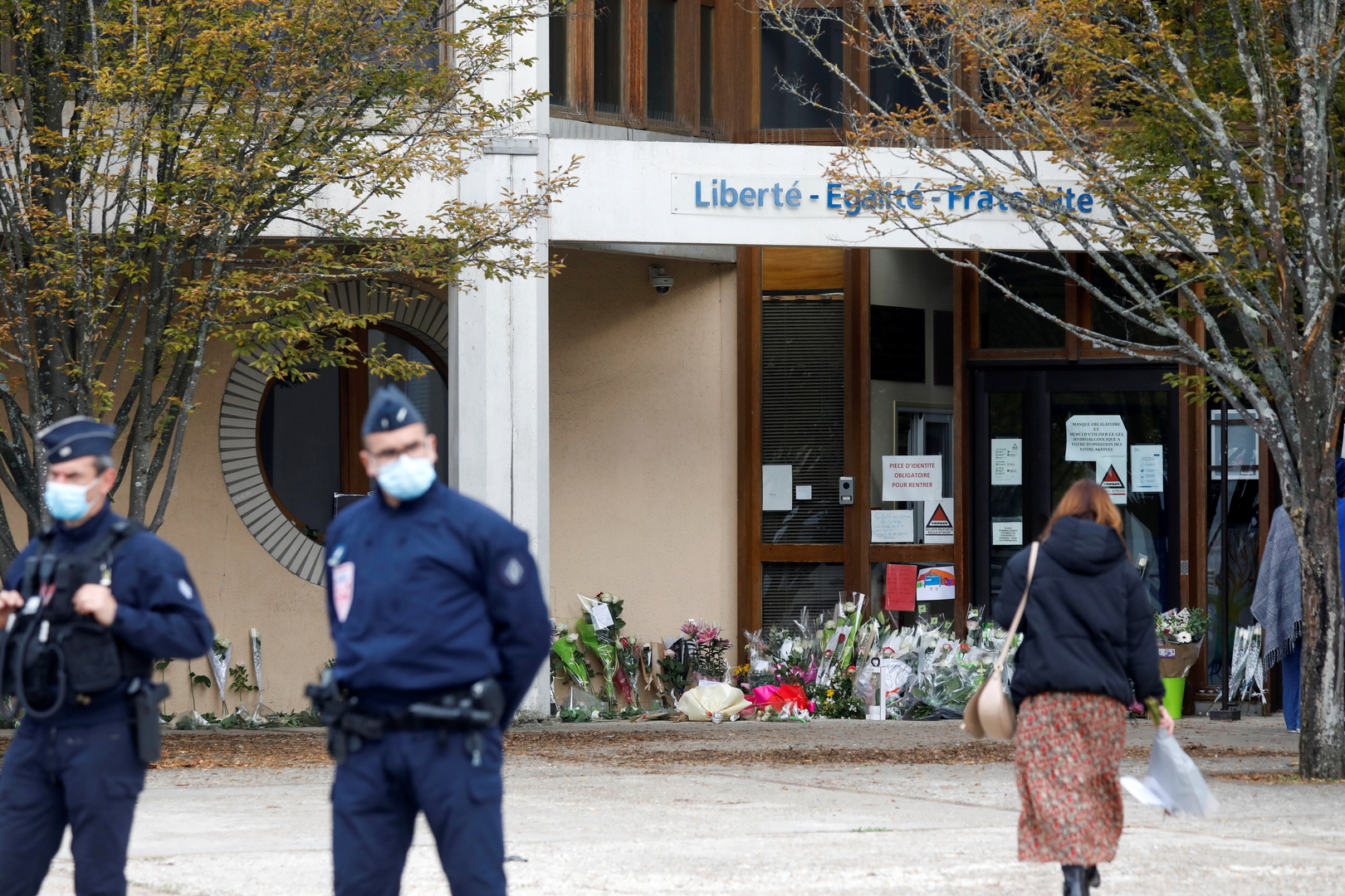 المدعي العام الفرنسي: أخت أحد الموقوفين في قضية قتل المدرس كانت عضوا في 