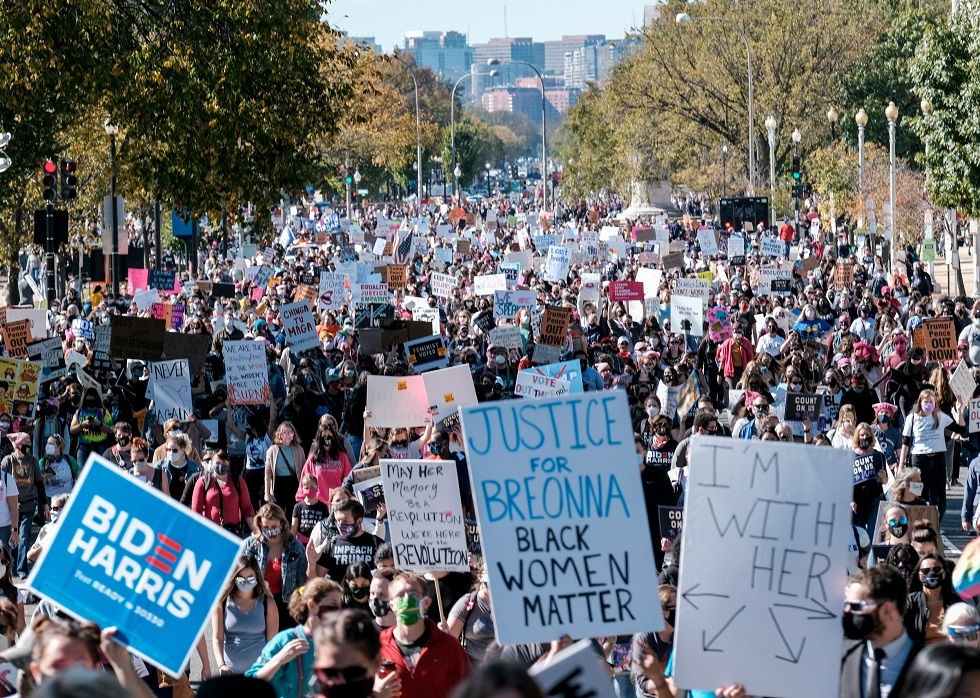 الآلاف في واشنطن يحتجون على مرشحة ترامب لعضوية المحكمة العليا