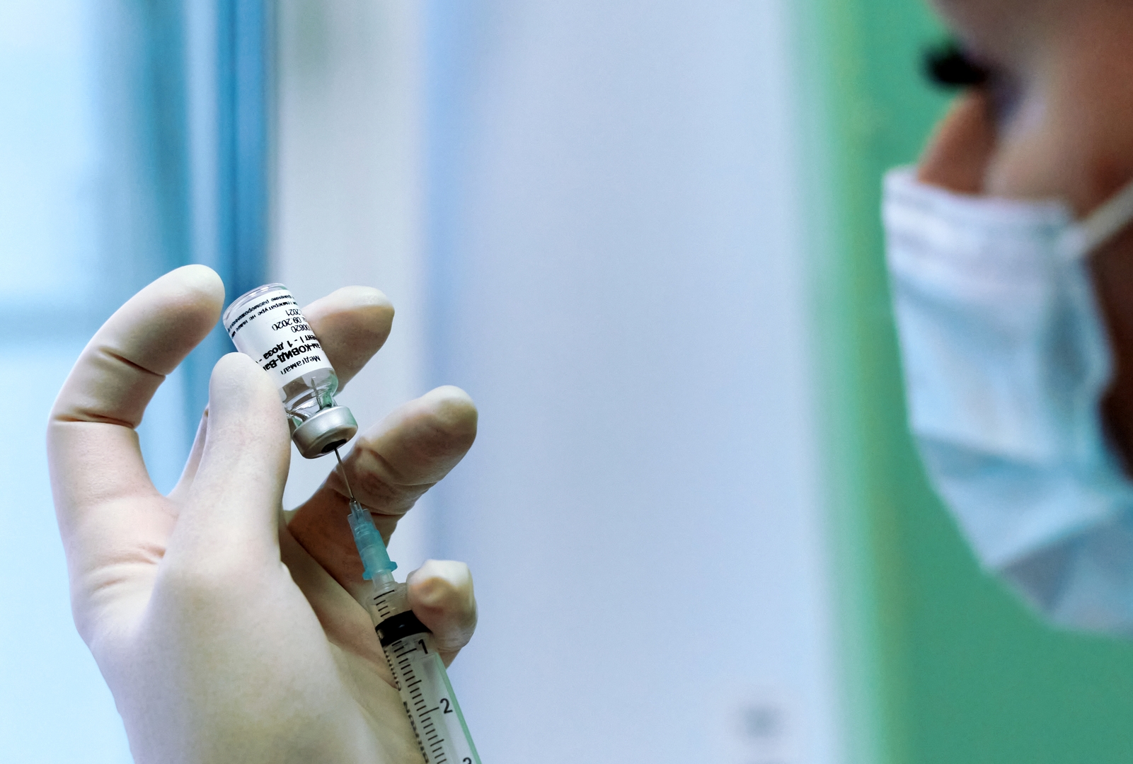 السماح بإدخال سلسلتين من اللقاحات ضد كورونا في التداول المدني بروسيا
