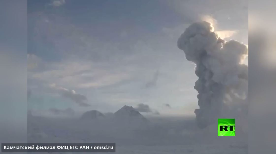 كاميرات تسجل لحظة ثوران بركان في كامتشاتكا