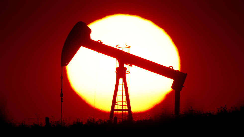 النفط ينخفض مع ارتفاع الإصابات بكورونا