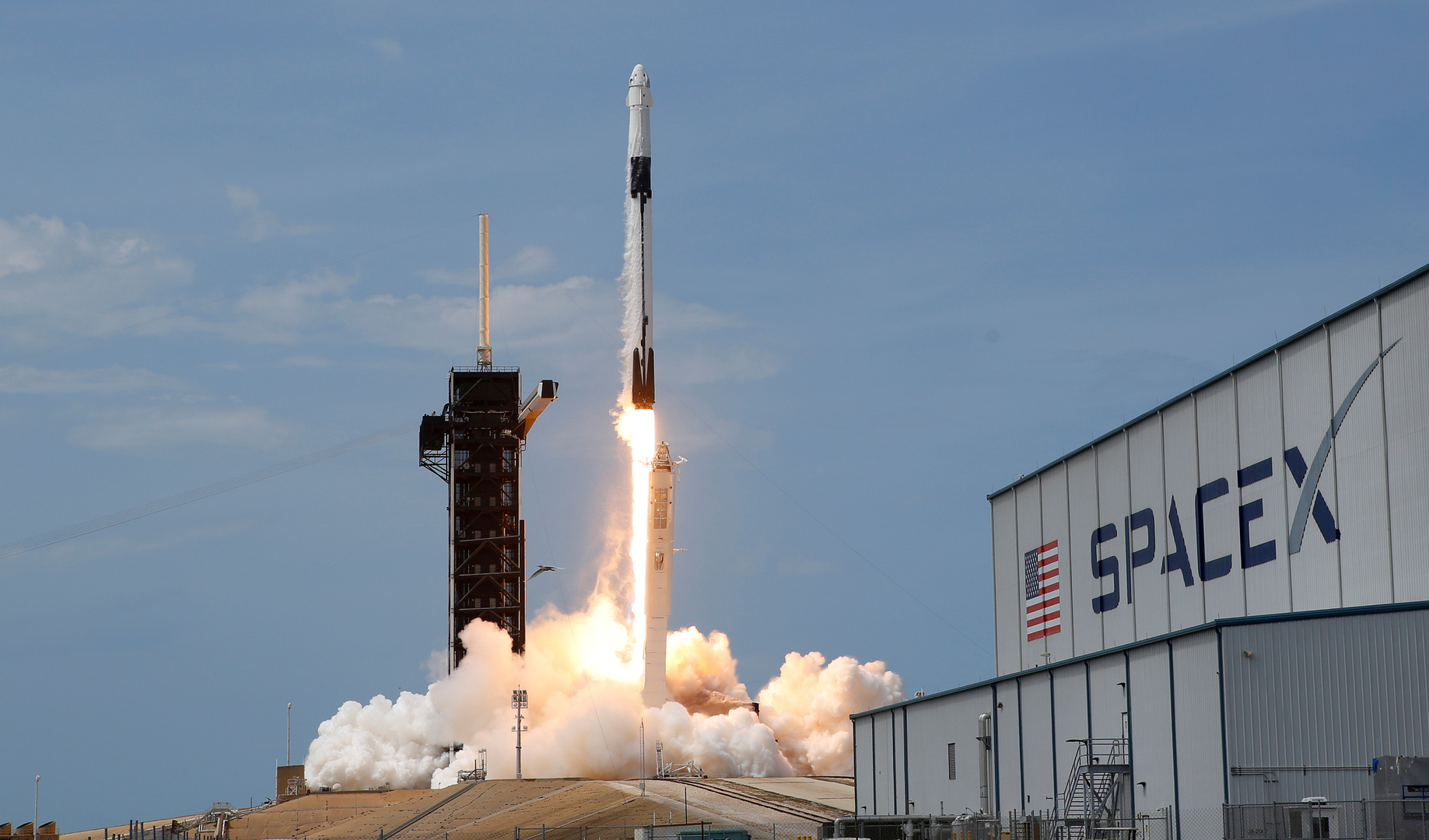 SpaceX تطلق دفعة جديدة من أقمار Starlink الاصطناعية