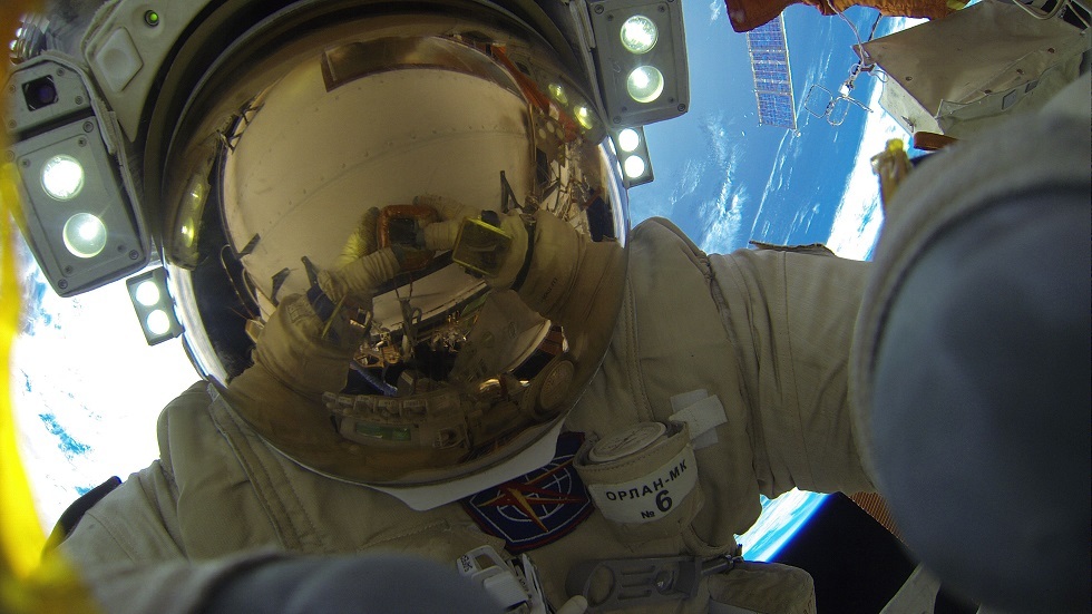 رائدا الفضاء الروسيان يخرجان إلى الفضاء المكشوف في 18 نوفمبر