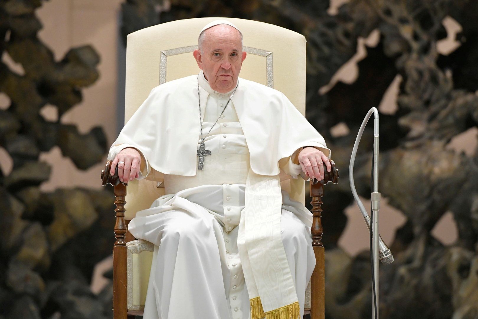 البابا فرنسيس يدعو للابتعاد عن السيدة 