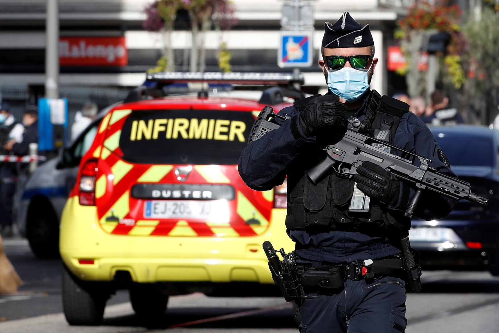 بعد هجوم نيس.. الشرطة الفرنسية تقتل رجلا مسلحا بسكين في أفينيون