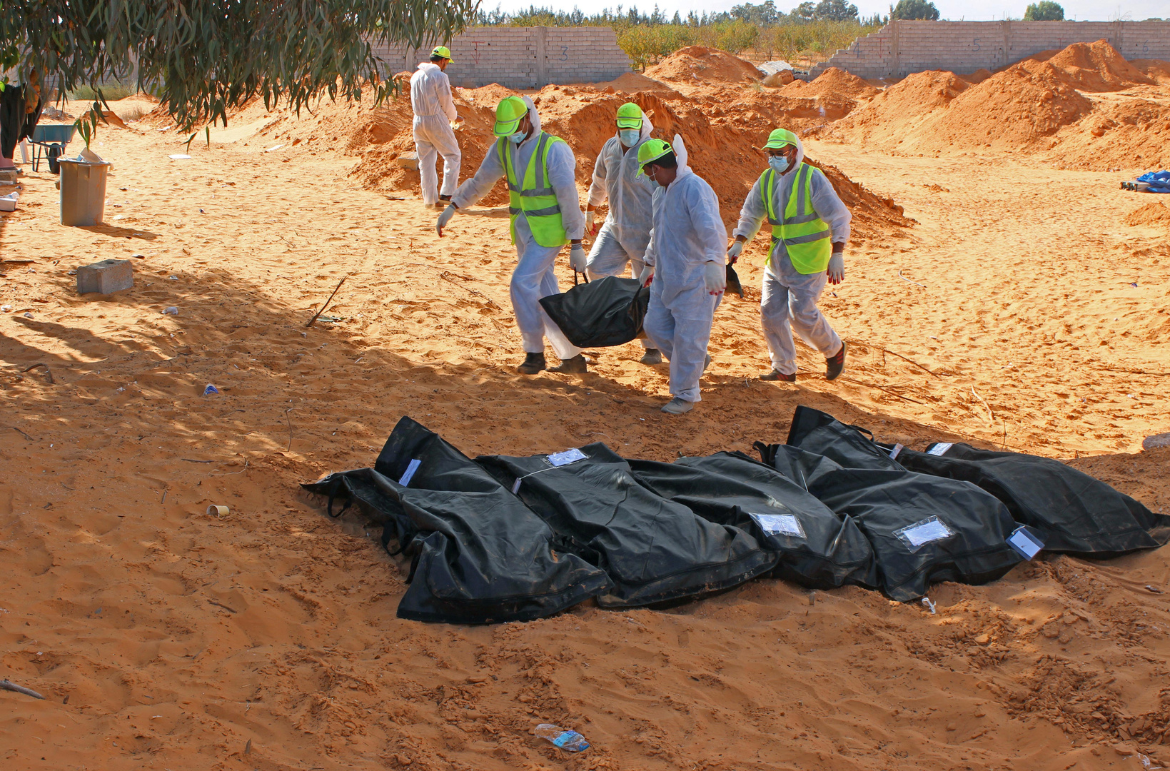 ليبيا.. انتشال 12 جثة من مقابر جماعية في ترهونة