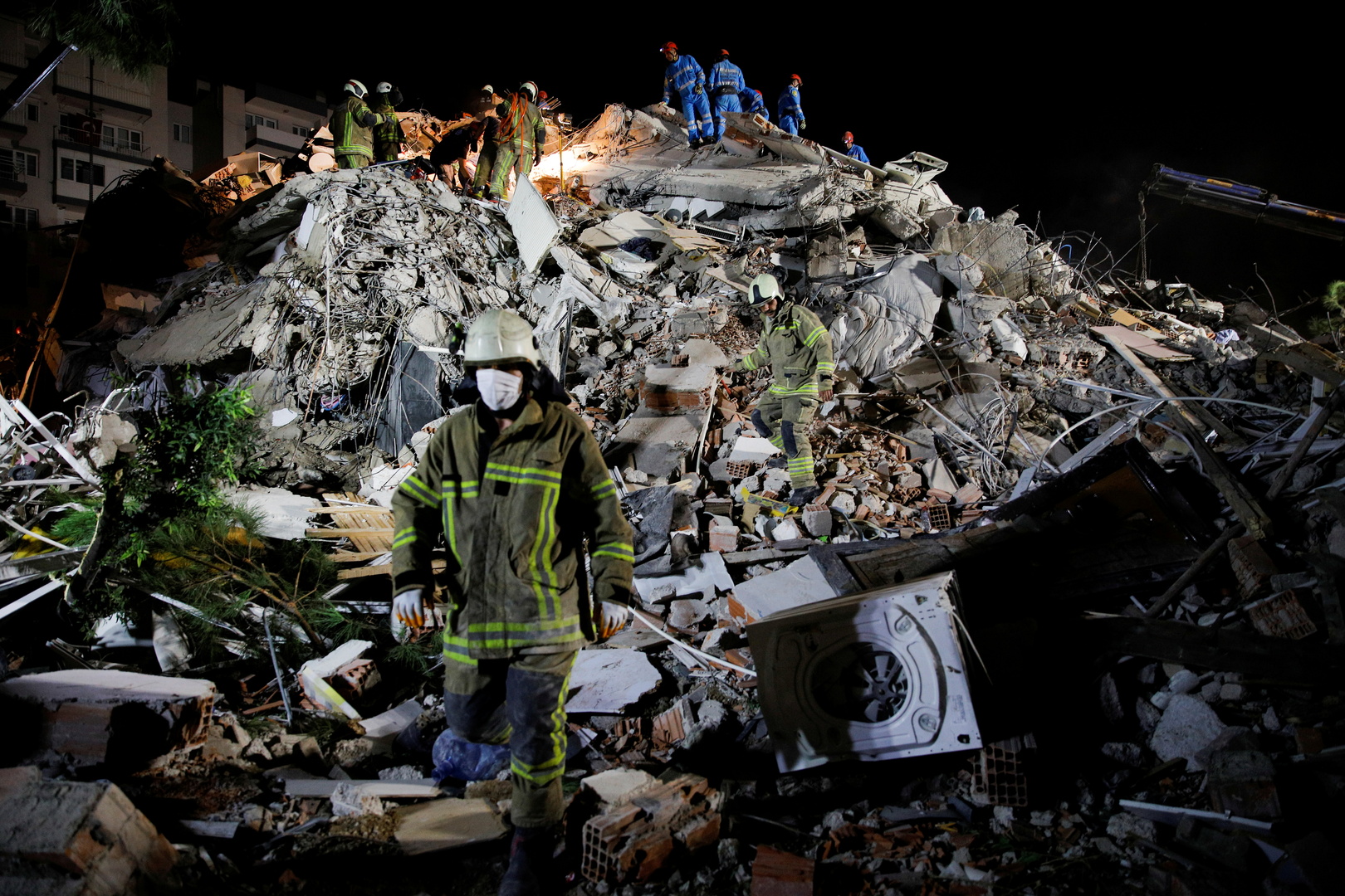 السلطات التركية: 28 قتيلا على الأقل جراء زلزال إزمير
