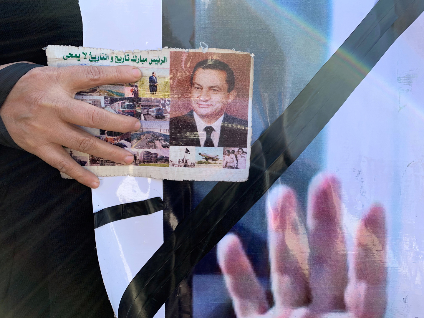 علاء مبارك ينشر فيديو لوالده ينتقد فيه الإساءة للنبي محمد