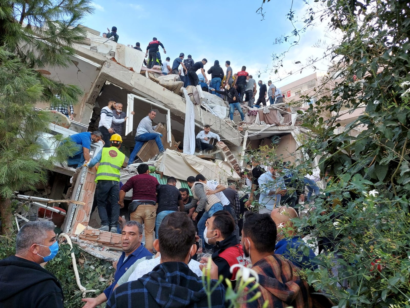 ارتفاع حصيلة ضحايا زلزال إزمير إلى 35 قتيلا
