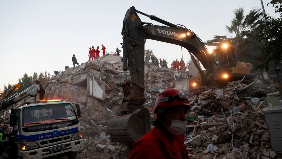 ارتفاع عدد قتلى زلزال إزمير في تركيا إلى 58 شخصا مع استمرار عمليات البحث والإنقاذ