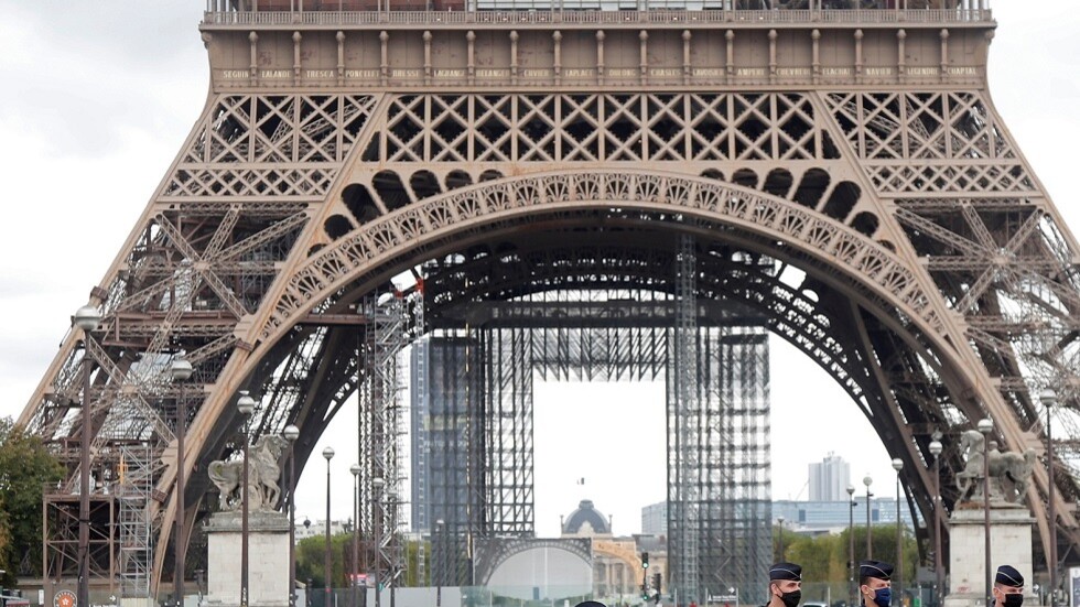 فرنسا تواجه مقاومة للعزل العام والحكومة تتعهد بحماية المتاجر المستقلة