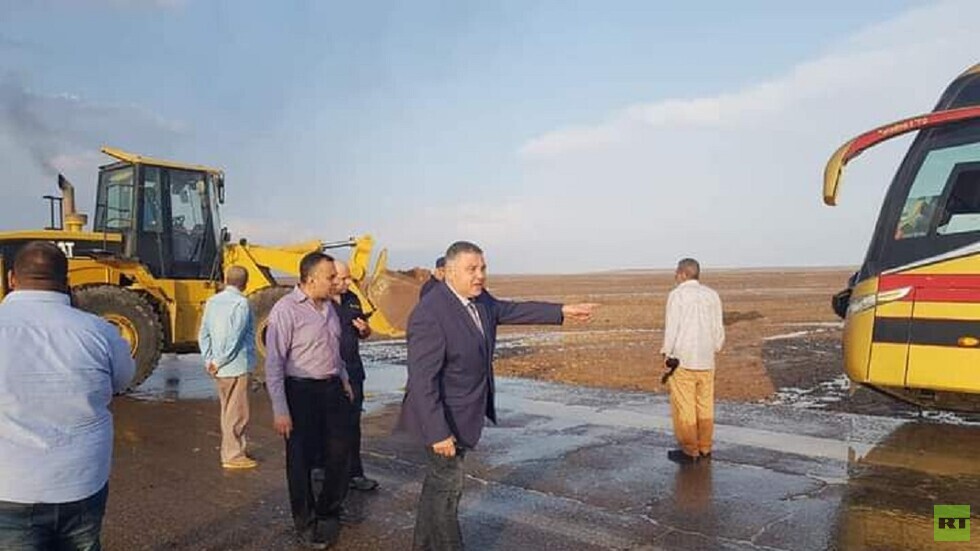 مصر.. محافظ البحر الأحمر يتفقد أماكن السيول ويوجه بتوفير حافلات لنقل العالقين (صور)