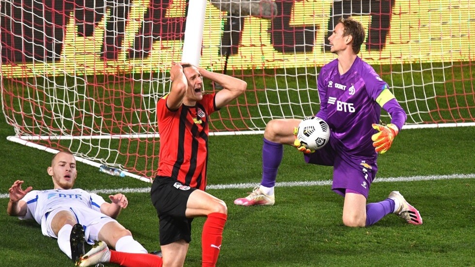 شاهد.. حارس مرمى يتصدى لضربة جزاء 