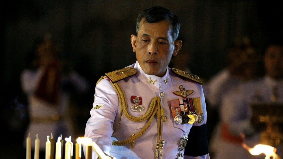 آلاف التايلانديين يتظاهرون دعما للملك