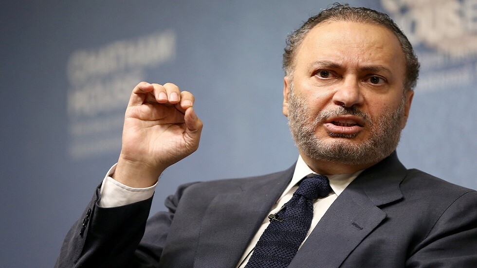 قرقاش يدافع عن ماكرون ويهاجم أردوغان