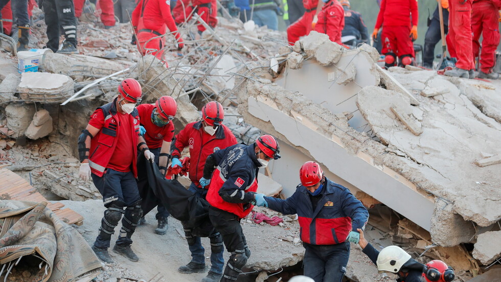 ارتفاع عدد ضحايا زلزال إزمير التركية إلى 81 قتيلا وعمليات البحث مستمرة