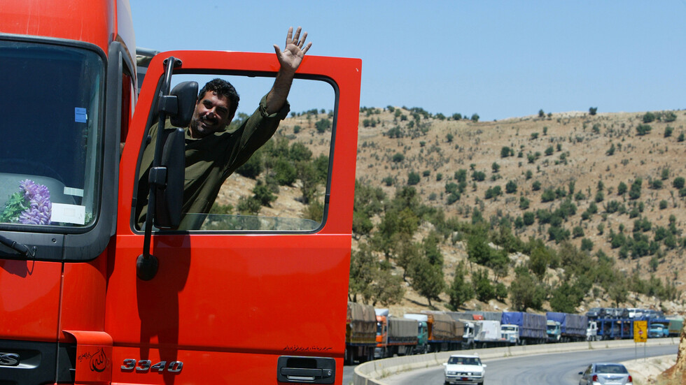 مسؤول: السماح للشاحنات السورية المحملة بالبضائع بدخول الأراضي السعودية