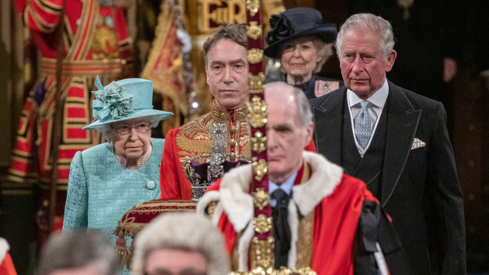 خبير ملكي يكشف عن الموعد المتوقع لتخلي إليزابيث الثانية عن العرش لصالح الأمير تشارلز