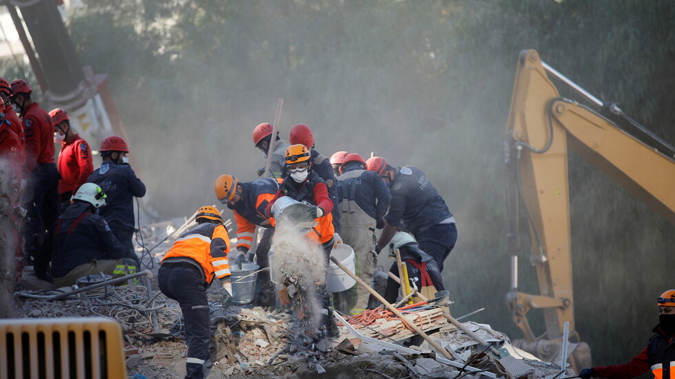 إنقاذ طفلة علقت 65 ساعة تحت الأنقاض بعد زلزال إزمير في تركيا (فيديو)