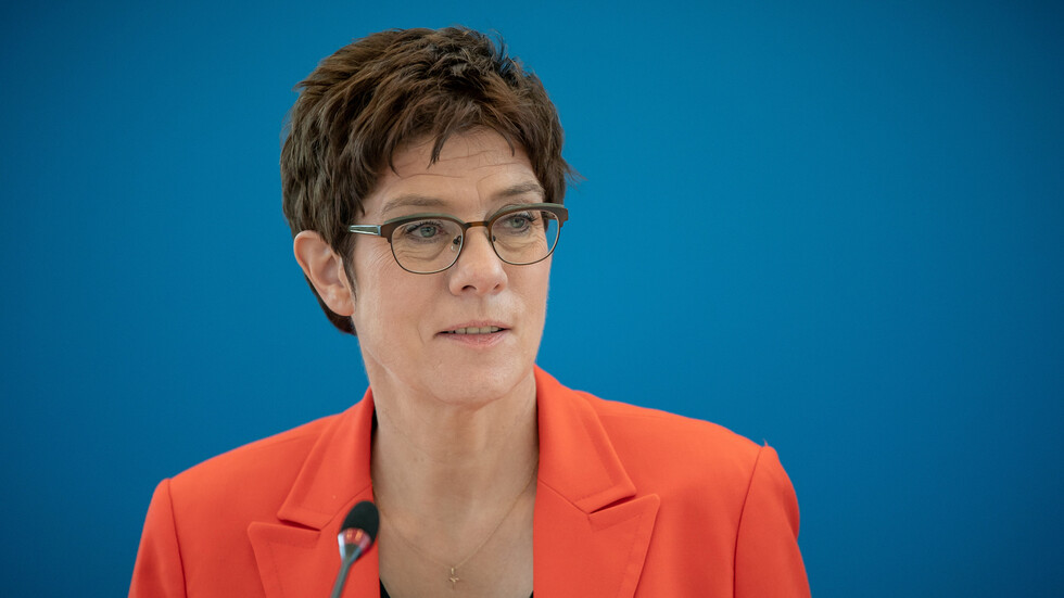 وزيرة الدفاع الألمانية تخضع للحجر الصحي الذاتي