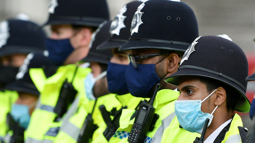 الشرطة البريطانية: لا نمتلك الموارد اللازمة للقيام بدوريات للتأكد من الالتزام بالإقفال العام