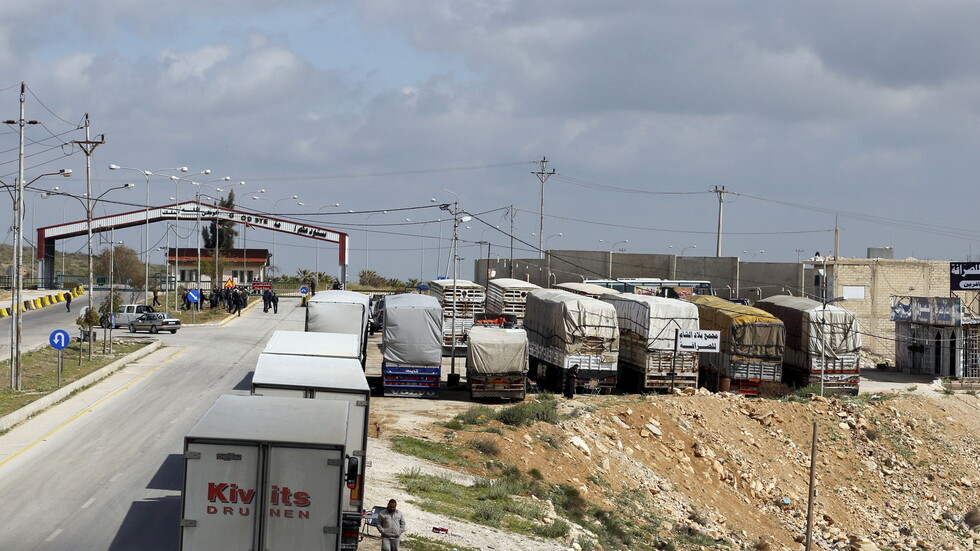 تاجر سوري: 30 شاحنة سورية تعبر منفذ جابر يوميا باتجاه الخليج