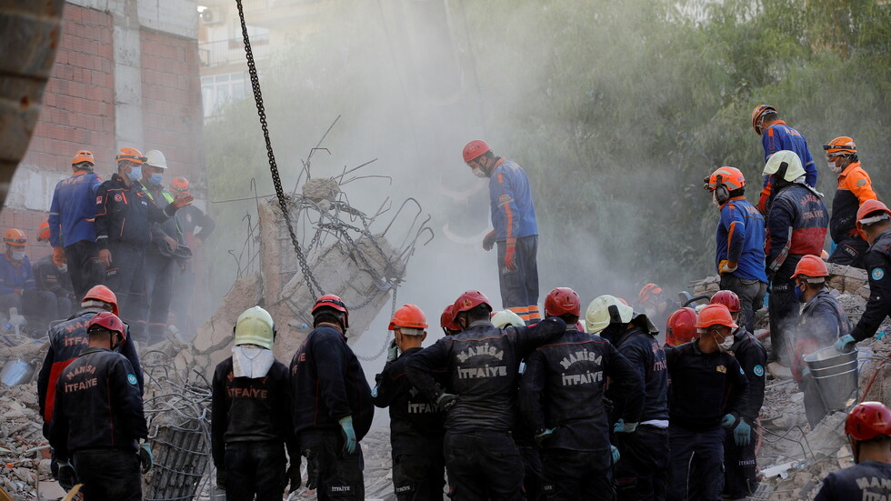 ارتفاع حصيلة ضحايا زلزال إزمير غرب تركيا إلى 111 قتيلا