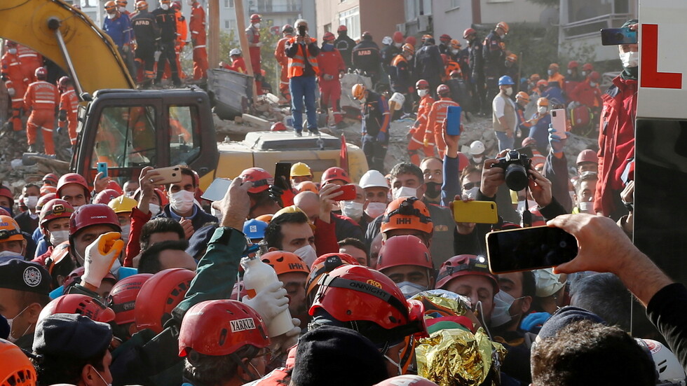 انتهاء عمليات الإنقاذ والبحث عن ضحايا في إزمير التركية عقب الزلزال المدمر