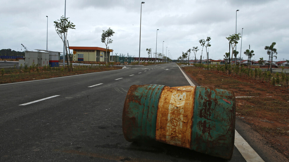 أسعار النفط تعود إلى المنطقة الحمراء