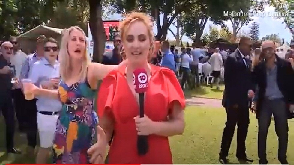 استراليا.. مشهد لتحرش سافر بمراسلة تلفزيونية