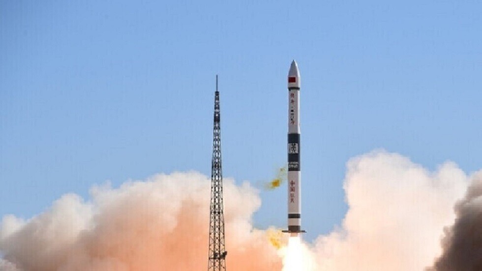 الصين تطلق 13 قمرا صناعيا بصاروخ واحد