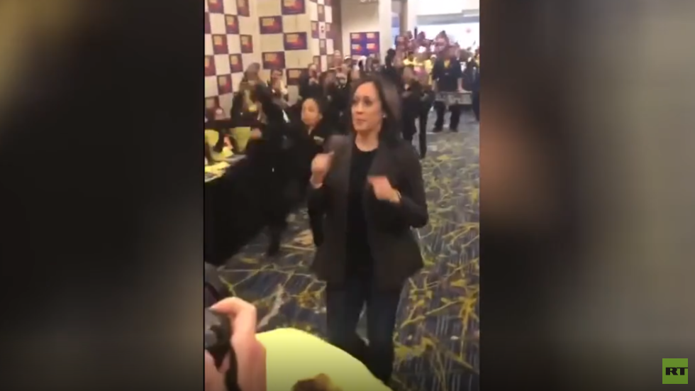 كامالا هاريس ترقص