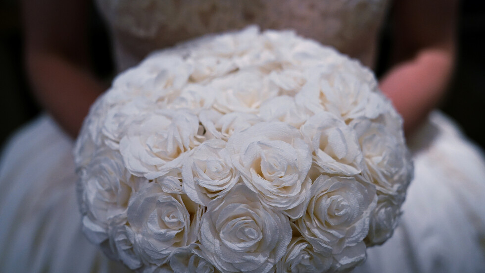 مغن مصري يحضر عرس فنانة شهيرة ويسبب أزمة (فيديو)